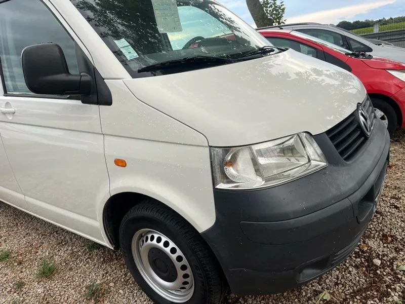 Volkswagen Transporter T5 blanc, vue de face